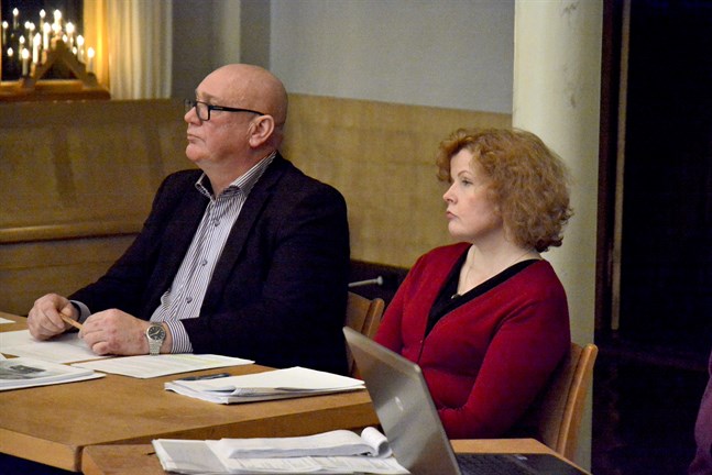 Stadsdirektör Minna Nikander stiger åt sidan vid en eventuell samgång med Närpes och får då avgångsvederlag motsvarande ett års lön. Fullmäktigeordförande Kari Häggblom (SDP) och övriga i Kasköfullmäktige får snart ta ställning till fusionsavtalet.