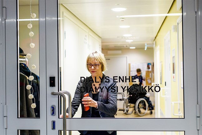 Lis-Marie Vikman, chef för vårdarbetet i Jakobstadsregionen, säger att huvudprincipen har varit att kommunen sköter städningen i egna utrymmen. På Malmska städar Jakobstads Alerte.