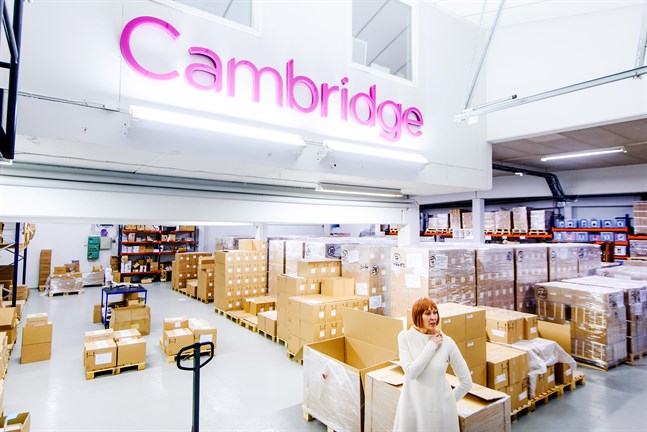 Annika Rak är vd för Cambridge. Bilden är från lagret i Jakobstad.