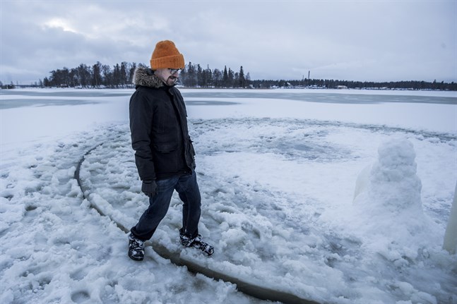 Uppfinnaren Janne Käpylehto har sågat cirka sextio iskaruseller. Fyra gånger har han slagit världsrekord. Nu vill han göra det igen. Bilden är från 2017 när han byggde Vasas första iskarusell som vägde femton ton och var åtta meter i diameter.