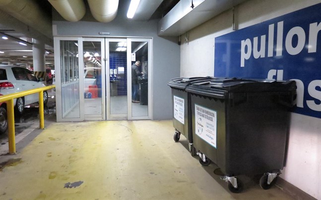 Återvinningskärlen för skinkfett finns bland annat i Citymarkets parkeringsgrotta i centrum av Vasa. I dag på eftermiddagen var det endast några tiotals paket med skinkfett som låg i soptunnorna.
