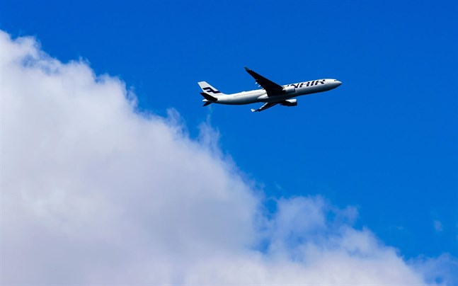 Många flygbolag flyger tomma för att behålla rutterna. Finnair däremot säger att de inte behövt flyga med tomma flyg.