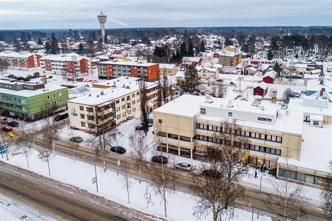 Rekryteringen av en ny stadsdirektör i Nykarleby har hunnit väcka diskussion redan innan den påbörjats.