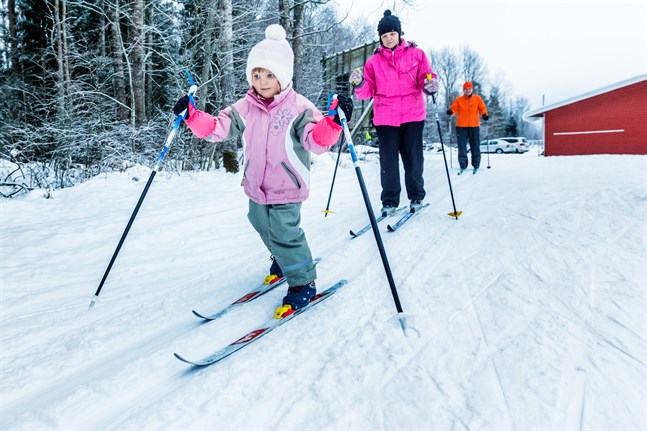 Alina, Gunilla och Johnny Österåker på väg ut i skidspåret. Arkivbild.