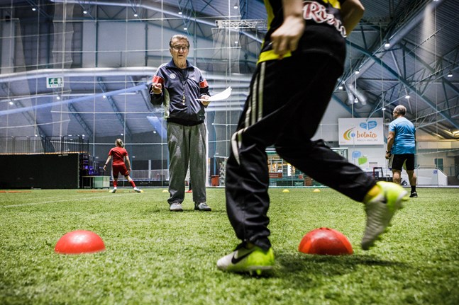 Legendariske fotbollsprofilen Pekka Utriainen har gått bort.