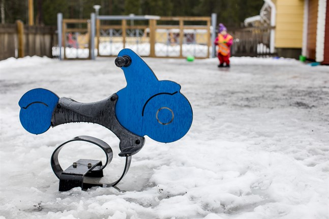 Nästan alla anställda inom småbarnspedagogiken är kvinnor.