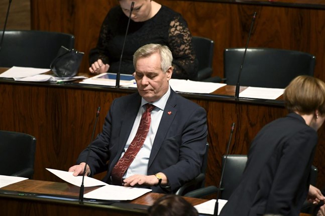 Antti Rinne får kritik för sin frispråkiga retorik gällande aktiveringsmodellen.