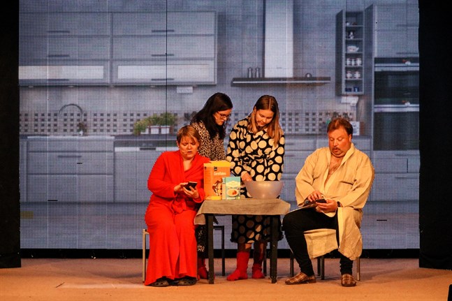 Det blir pinsamt för ungdomarna (Sara Storbäck och Ida Niemi) när föräldrarna (Nina Björkgren och Hans Snickars) sitter klistrade vid sina telefoner.