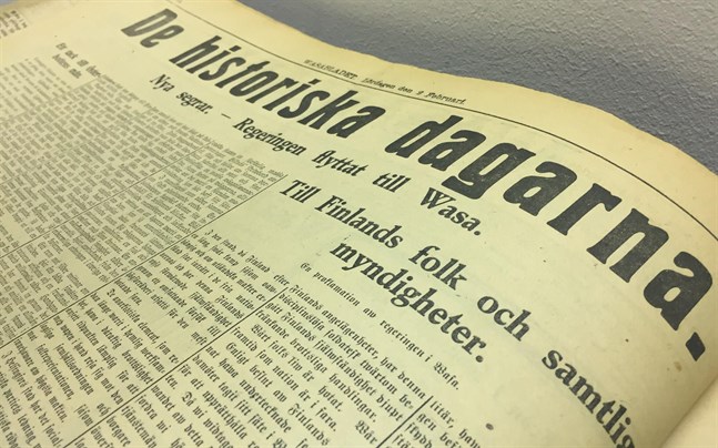 Vasabladet den 2 februari 1918 rapporterar om de senaste dagarnas strider i Vasa med omnejd. I samma artikel nämns också att delar av senaten har flyttat till Vasa.
