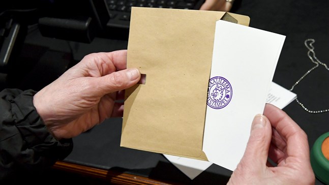 Kommunalvalet är inte bara ett val mellan olika demokratiska samhällen, utan också mellan demokrati och högerextremism, hävdar Anders Norrback.