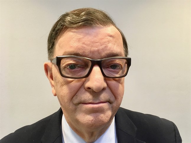 Paavo Väyrynen hoppas ta sig tillbaka till Centerns topp genom svenska distriktet. Får Centern i Karleby som de vill så grusas de planerna.