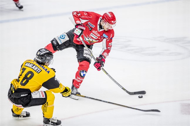 Filip Riska har fört sin utrustning till ishallen i Vasa. På måndag samlas laget för att ta nya tag efter landslagspausen.