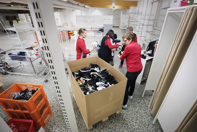 Madelen Ulfves, Eva Hakomäki, Anita Krooks (skymd) och Sol-Britt Ohls säger att det känns vemodigt då Halpa-Halli stänger.