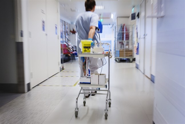 Regionförvaltningens undersökning visar att i genomsnitt hälften av arbetstagarna i de tvåspråkiga kommunerna kan inte det andra inhemska språket.
