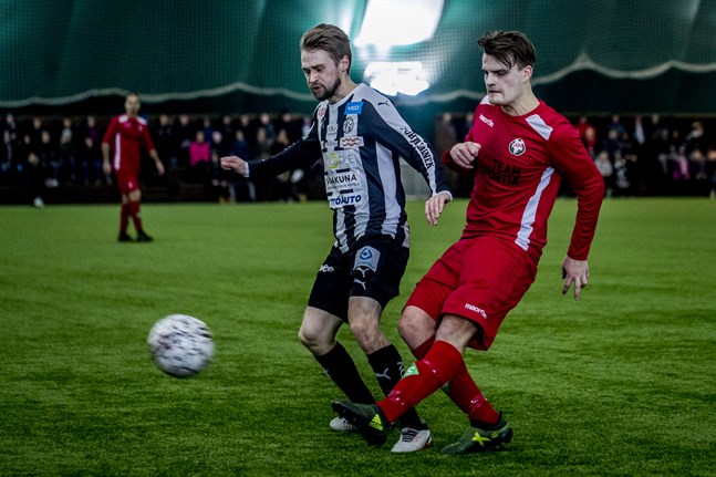 Toni Takamäki kan vara aktuell för comeback med Jaro. Här i en duell mot Juho Lähde i VPS 2018.