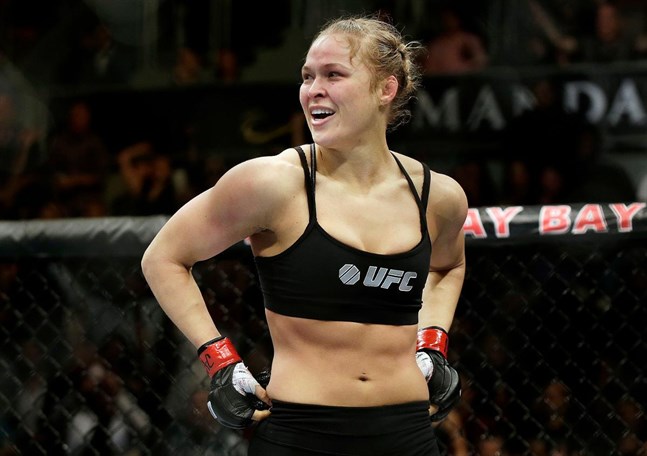 En gång var hon MMA-sportens största namn. Nu börjar Ronda Rousey med wrestling i stället.