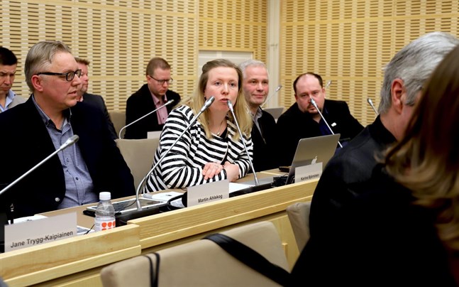 Karina Björninen (MSK) var av den bestämda åsikten att fullmäktige borde ha fattat beslut om att inrätta tre skolpsykologtjänster.