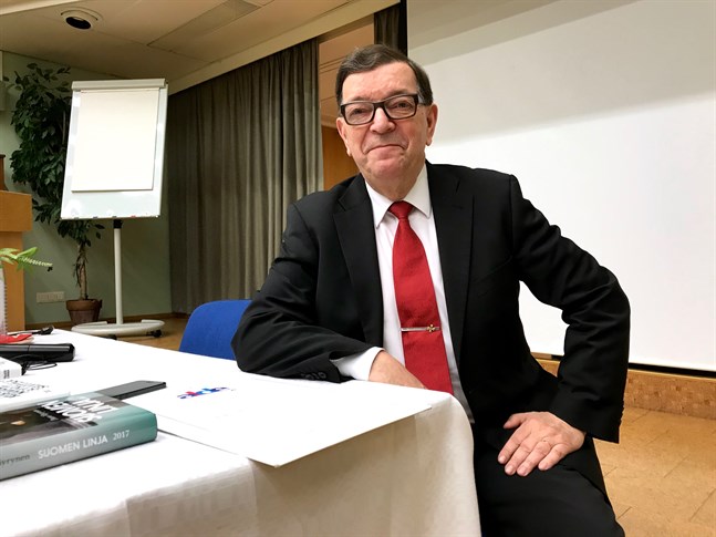 Genom svenska distriktet tar sig Paavo Väyrynen nu tillbaka till Centerns styrelse. Statsvetare tror att han vill pröva sig fram och se om det finns kvar förtroende för honom.