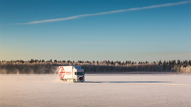 Ahola Transport dras bort från börsen och blir renodlat familjeföretag igen.