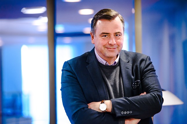 Stefan Svenfors, kommundirektör i Pedersöre, uppmärksammas med ett riddartecken.