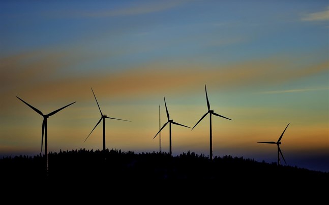 Vindkraftverk i närheten av Malå i Sverige.