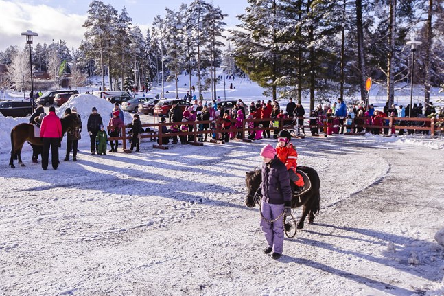 Släd- och pulkaåkning, ponnyridning och ishockey brukar höra Vinterkarnevalen till. Men i år blir det ingen vinterkarneval i Larsmo. I alla fall inte i februari.