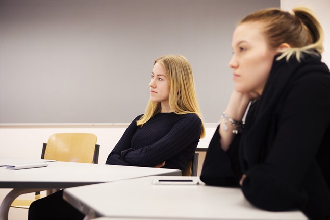 Kursen i psykologi på universitetsnivå gjorde Katarina Rönnqvist ännu mera övertygad – hon ska söka in till psykologistudier. Till höger Cecilia Skinnars.