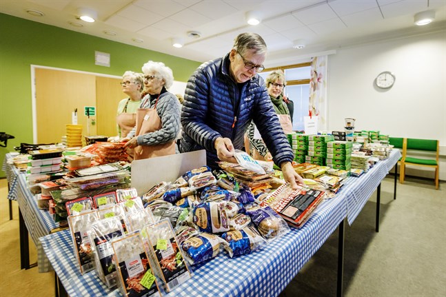 Mat delas ut i Vasa också under coronaepidemin, säger John Åsvik. Han är ordförande för Mathjälpen.
