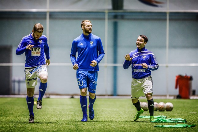 Leonid Grines, till höger, har jobbat sig tillbaka från en svår knäskada och är en av spelarna som har ett kontrakt med Vasa IFK på lut. Här kör han uppvärmningssnack med Markus Nordman och Casper Källberg.