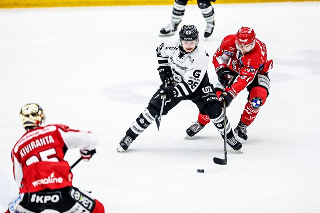 Teemu Väyrynen (i mitten) har tidigare representerat Blues, TPS, HIFK och Ilves i ligan.