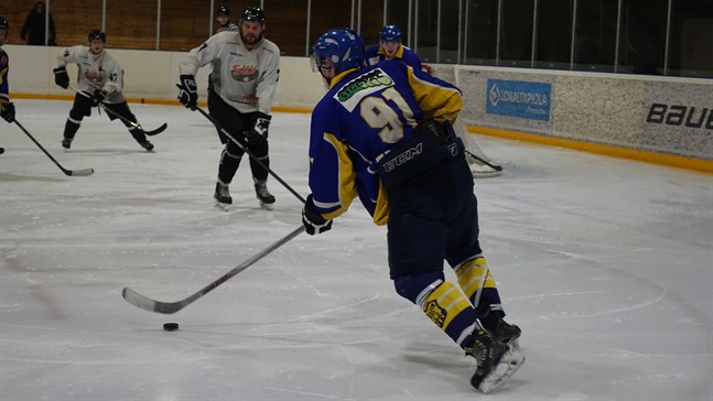 Hampus Snickars (nummer 91) stod för en fin insats mot Kiekko- Veljet och
noterades för ett mål och en assist.
