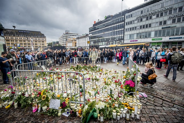 Dagen efter terrordådet den 18 augusti 2017 samlades folk på torget i Åbo för att lägga ner blommor och hedra offren.