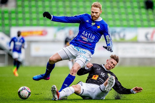 Casper Källberg har erbjudits ett kontrakt av Oskarshamns AIK.