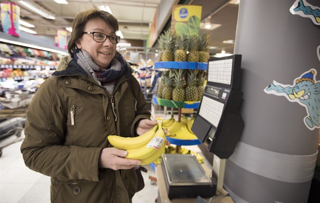 Åsa Blomstedt förstår inte varför man skulle behöva en plastpåse åt bananerna. "De har ju bra skal", säger hon. Hon försöker också ha med tygkassar när hon handlar men medger att det inte lyckas alla gånger.