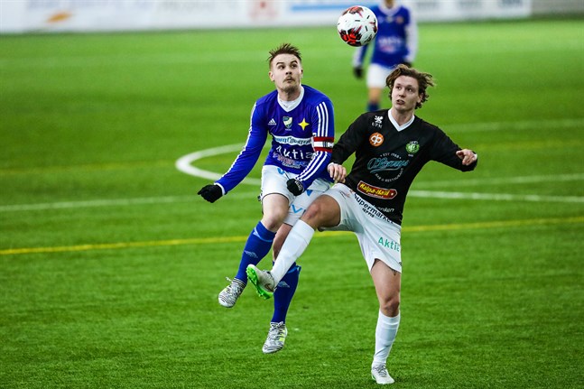 Jonas Pitkäkangas, här i kamp med mittfältaren Antonio Hotta, hann både göra mål och bränna en straff innan han blev utbytt i halvtid.