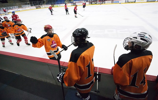 Nytt lag och nya kompisar. Så här såg det ut när hockeykarnevalen ordnades i Vasa 2016. I år ordnas karnevalen för första gången i Malax.