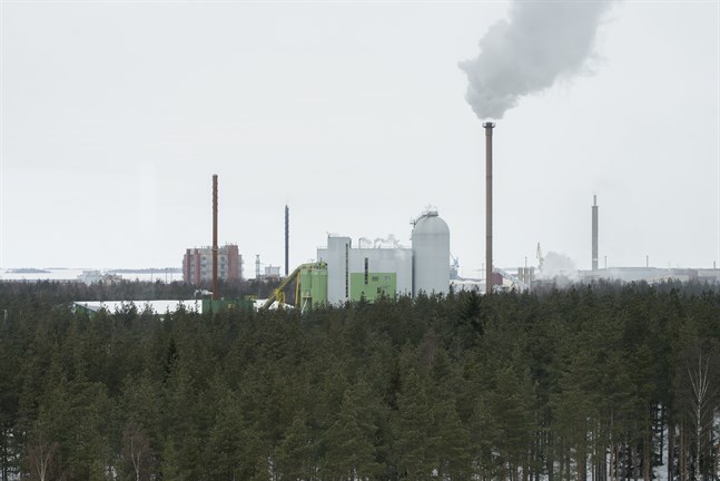 CABB Oy:s fabrik till vänster. Bild från den södra delen av storindustriområdet i Karleby.