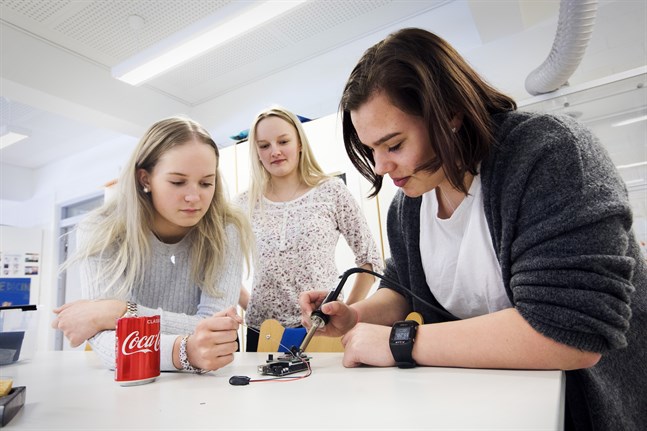 Josefine Sjöstrand löder fast datordelar i sin cansat–modul. Hon, Anja Flöijer och Anna Stormblad, som alla går på ettan i Gymnasiet i Petalax, tycker att det är intressant att få lära om rymden och samtidigt jobba praktiskt.
