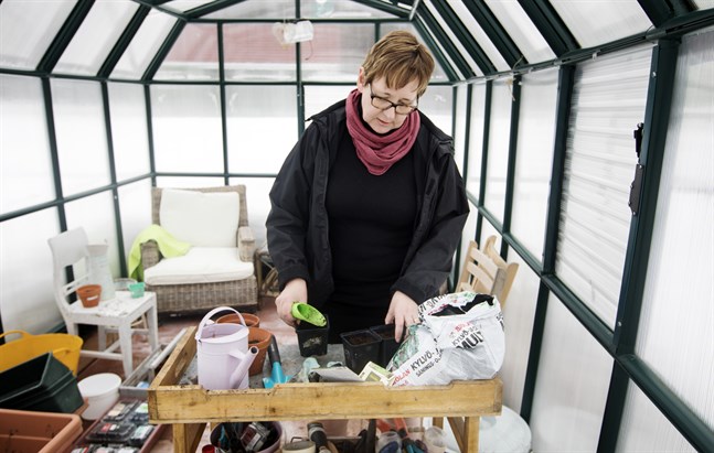 Ulrica Taylor har många odlingsprojekt på gång hemma i sitt växthus i Karperö. Hon tänker utnyttja extra tid hemma till max.