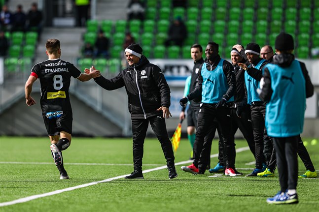 Sebastian Strandvall firar sitt mål mot FC Inter i ligapremiären 2018 genom att ge den assisterande tränaren Ricardo Duarte en high five.