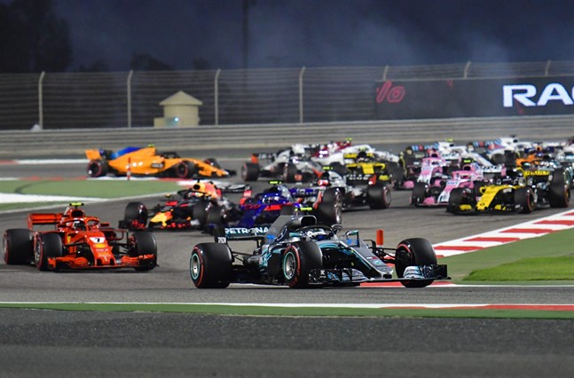 Kimi Räikkönen till vänster och Valtteri Bottas till höger, direkt efter start i Bahrains GP.