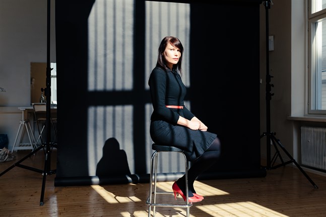 Gränser och gränslöshet intresserar Hannele Mikaela Taivassalo. Det var vad hon tänkte på när hon skrev "I slutet borde jag dö".