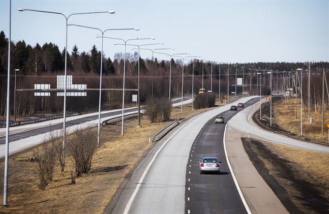 Försäljningen av nya bilar går trögt i Finland.