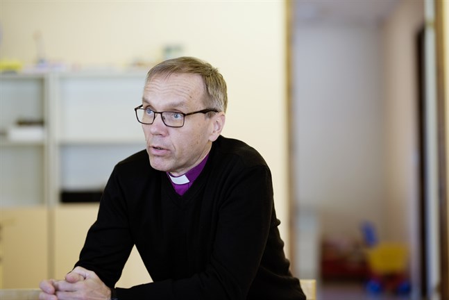 Björn Vikström säger att det är löftet om att samarbeta med kvinnliga präster som avgör lämpligheten för en präst. Det som är mer problematiskt är om en kyrkoherde inte per automatik viger frånskilda.