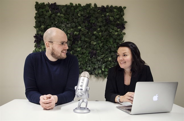 Journalisterna Patrick Sjöholm och Christine Smedberg ligger bakom Vasabladets podcast "VBL Historia". Podcasten består av en serie avsnitt där varje avsnitt tar upp en österbottnisk historisk händelse.