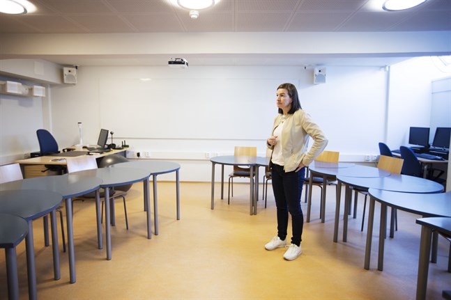Klassrummet är klart för studerandena på det nya förberedande gymnasieåret. Nu hoppas rektor Anne Levonen på många sökande till utbildningen.