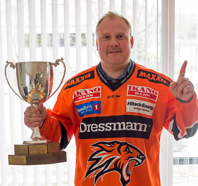 Christer Nylund från Jakobstad har varit ishockeytränare på heltid i Norge i 8 år.
