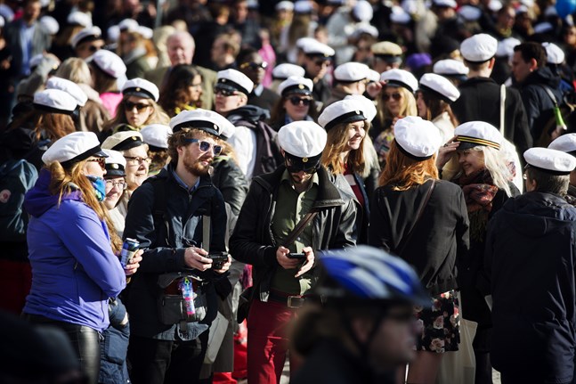 I år tillåts inga folksamlingar på valborg. Polisen skärper övervakningen för att se till att restriktionerna följs.
