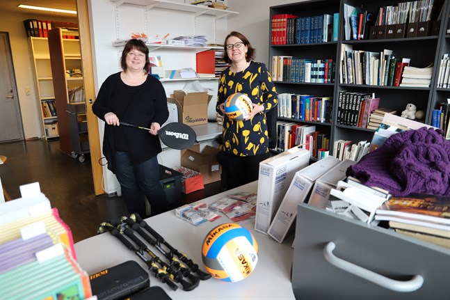 Bibliotekschefen Marita Ahola och Anna Pakka, servicechef, ser fram emot att få börja låna ut idrottsredskap, som racketar och bollar.