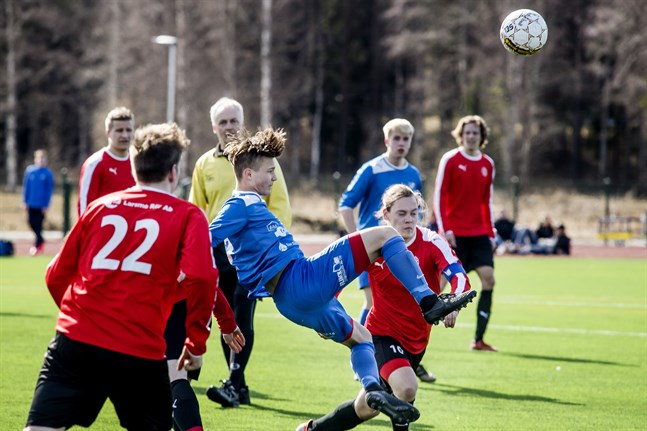 Esse IK och Larsmo Bollklubb har goda möjligheter kämpa i toppen av serien. Bilden är från mötet i Larsmo när konstgräsplanen officiellt invigdes.